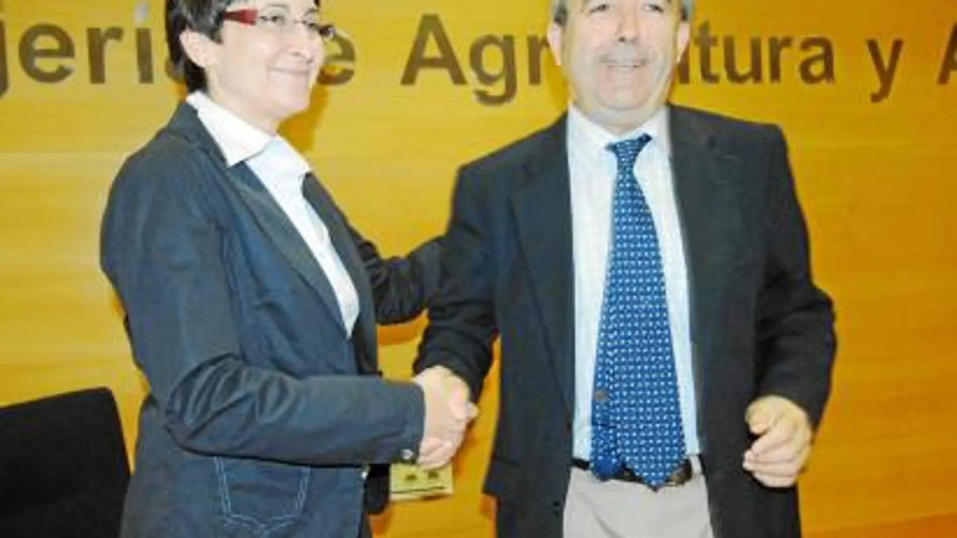 Rosario Quesada y Antonio Cerdá, durante la firma del convenio