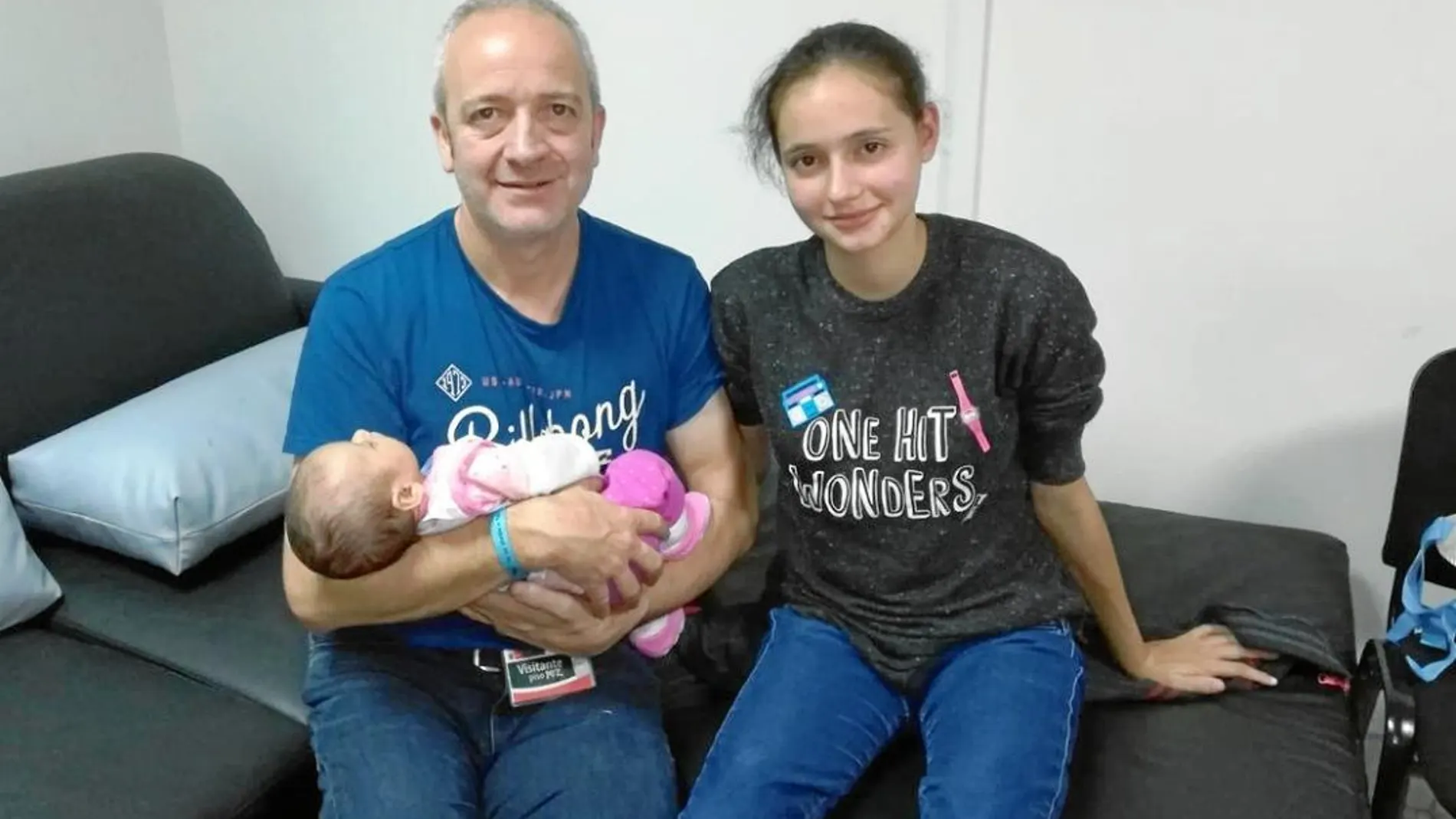 La joven española, acompañada por su padre y su bebé