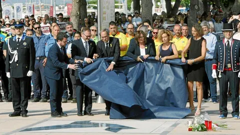 Torra y las ministras Batet y Maroto descubrieron un mosaico en memoria de las víctimas de Cambrils / Efe