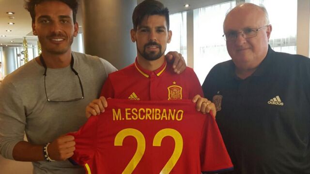 Nolito con la camiseta personalizada para Manuel Escribano