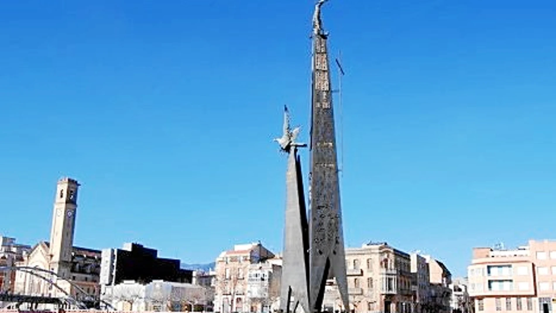 El polémico monumento de la victoria franquista se quedará en el Ebro