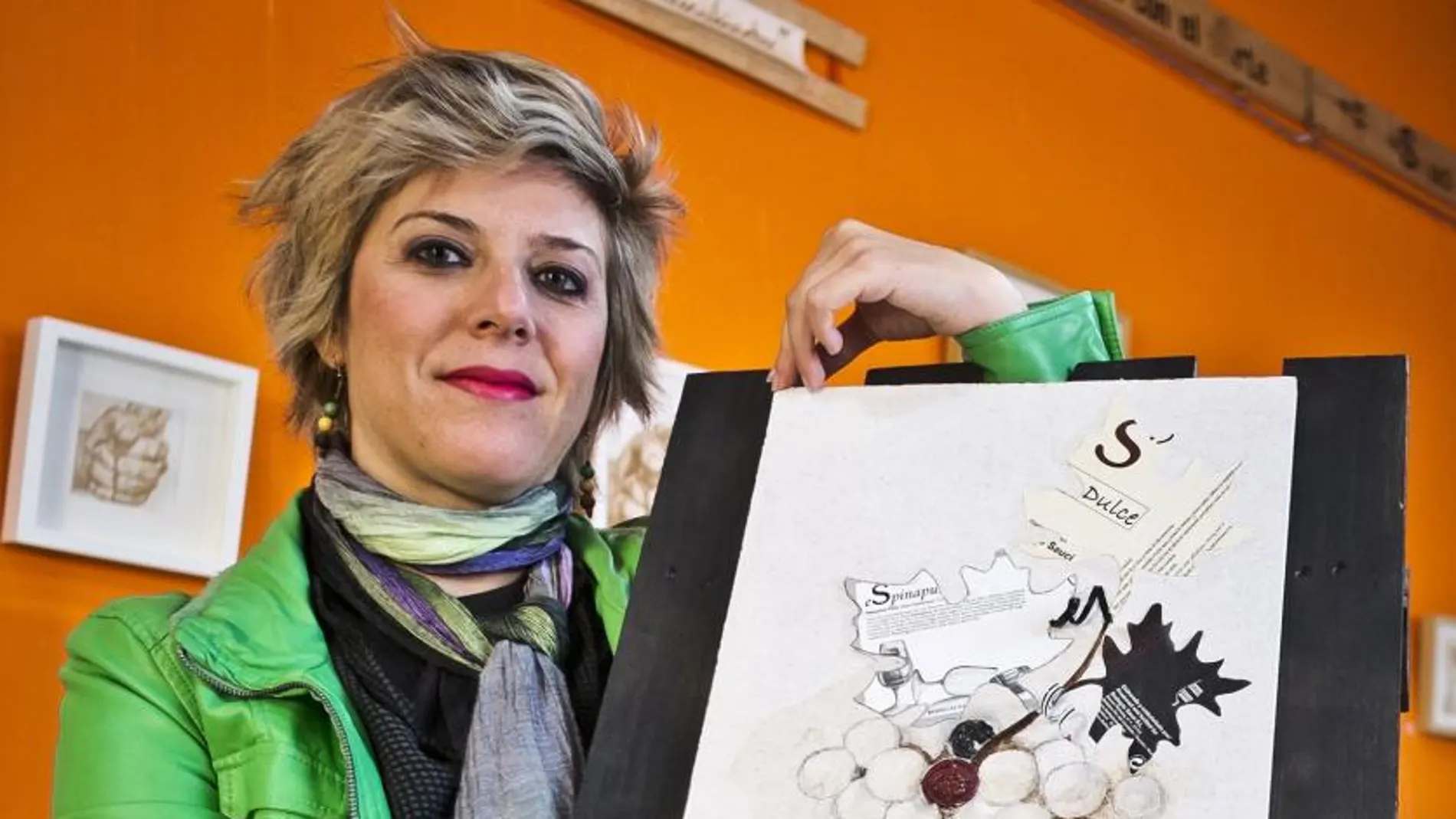 La artista Lidia Calvo, muestra una de sus obras pintadas con vino que forma parte de un proyecto denominado "Boluarte"