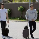 Los porteros de la selección española David de Gea (i) e Iker Casillas, a su llegada a la concentración del combinado nacional en la Ciudad del Fútbol de Las Rozas el pasado 6 de octubre