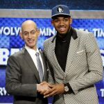 El comisionado dela NBA, Adam Silver (i) posa junto a Karl-Anthony Towns (d) de los Minnesota Timberwolves.