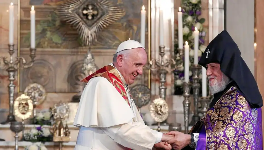 Francisco saluda al Catholicós Karekin II, patriarca de la Iglesia armenia, durante un acto en la catedral de Etchmiadzin.