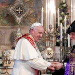 Francisco saluda al Catholicós Karekin II, patriarca de la Iglesia armenia, durante un acto en la catedral de Etchmiadzin.