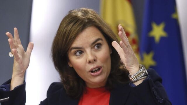 La vicepresidenta del Gobierno, Soraya Sáenz de Santamaría, durante la rueda de prensa tras el Consejo de Ministros