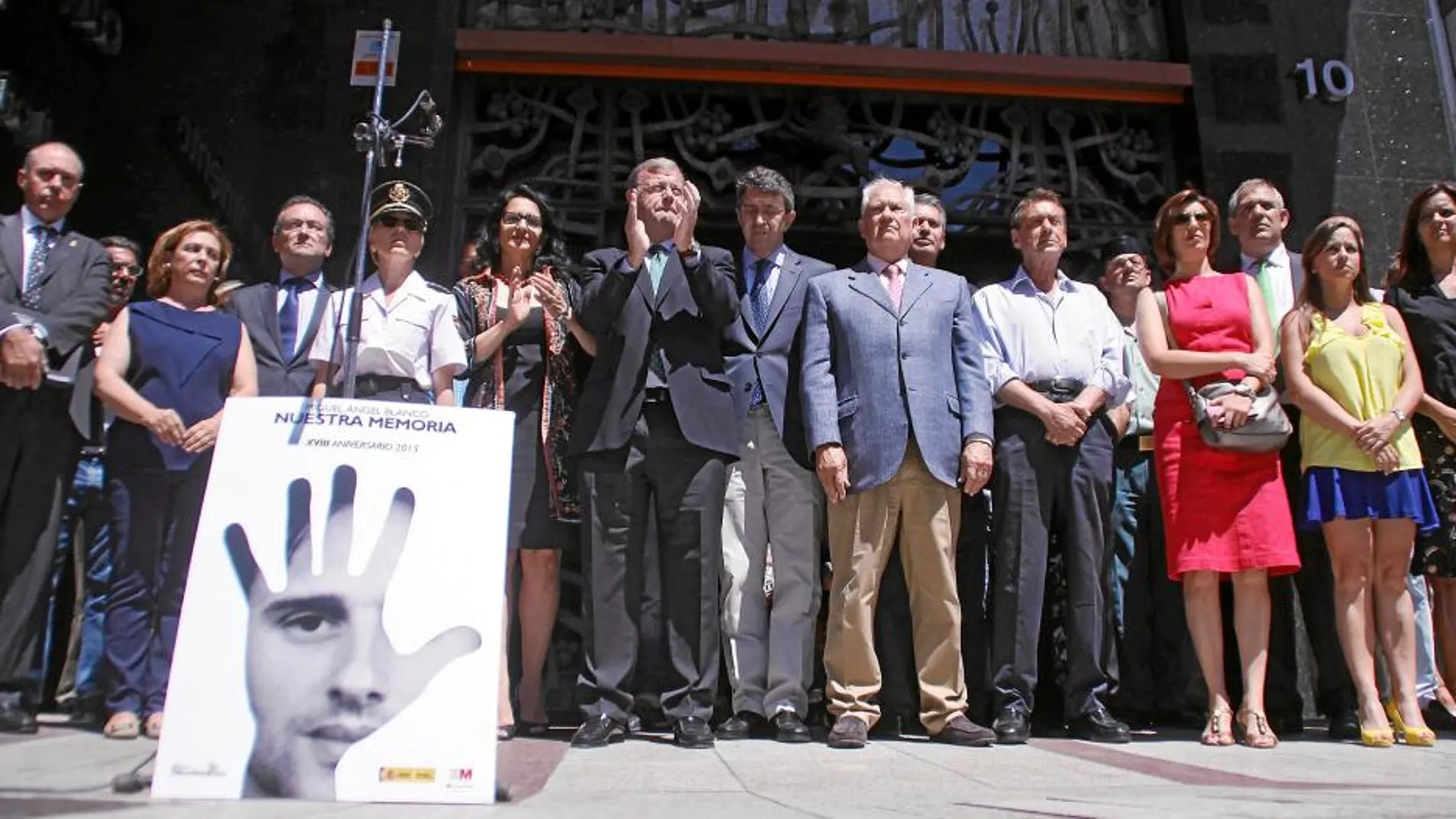 El alcalde de León, Antonio Silván, encabeza, a las puertas del Ayuntamiento, el acto de homenaje a Miguel Ángel Blanco y las víctimas del terrorismo