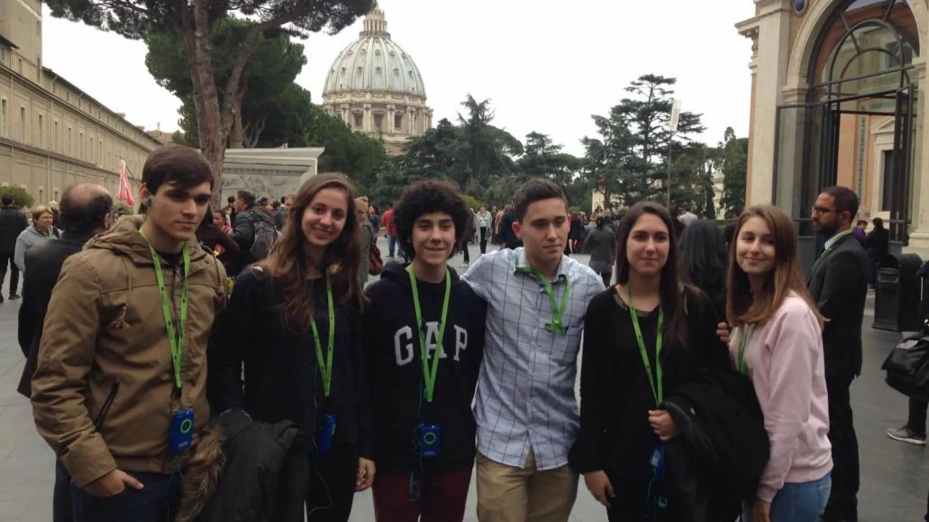 Imagen de los seis estudiantes en Roma