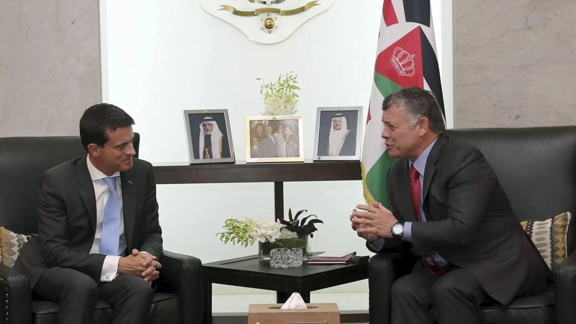 El rey Abdalá de Jordania y el primer ministro francés, Manuel Valls, durante su reunión en Ammán