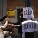 Carteles con caras de los condenados en las protestas