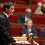 El primer ministro francés, Manuel Valls, interviene durante la sesión de control semanal celebrada en la Asamblea Nacional de París