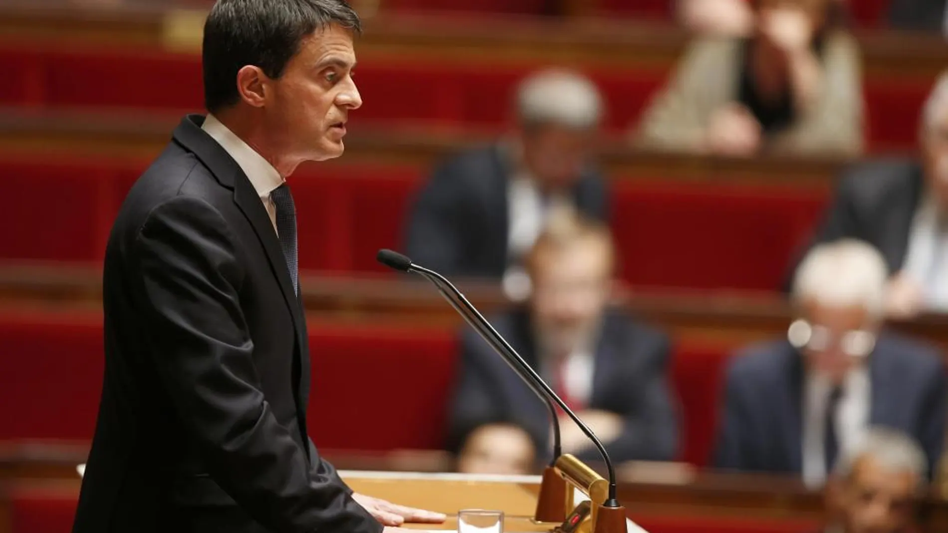 El primer ministro francés, Manuel Valls, interviene durante la sesión de control semanal celebrada en la Asamblea Nacional de París