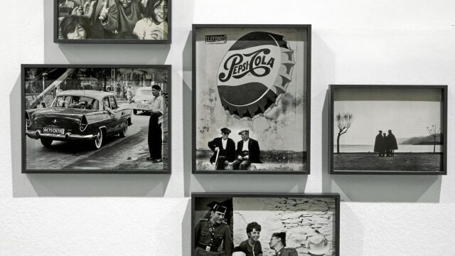 Julio Ubiña retrató el contraste entre la España tradicional y la moderna con esa imagen de dos ancianos con el cartel de Pepsi Cola