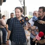 El secretario general de Podemos, Pablo Iglesias, contesta a las preguntas de los periodistas a su llegada a la sede del partido