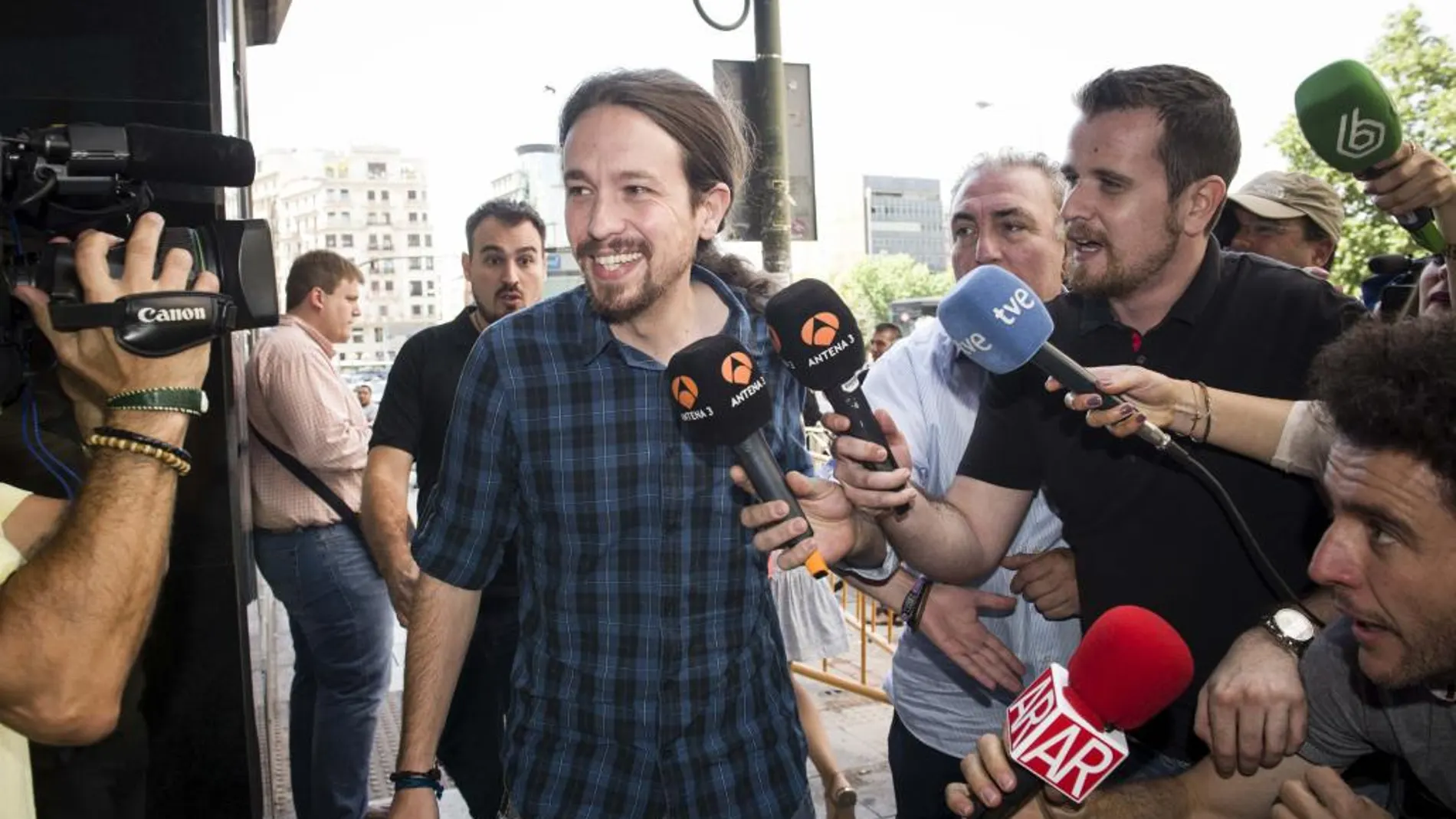 El secretario general de Podemos, Pablo Iglesias, contesta a las preguntas de los periodistas a su llegada a la sede del partido