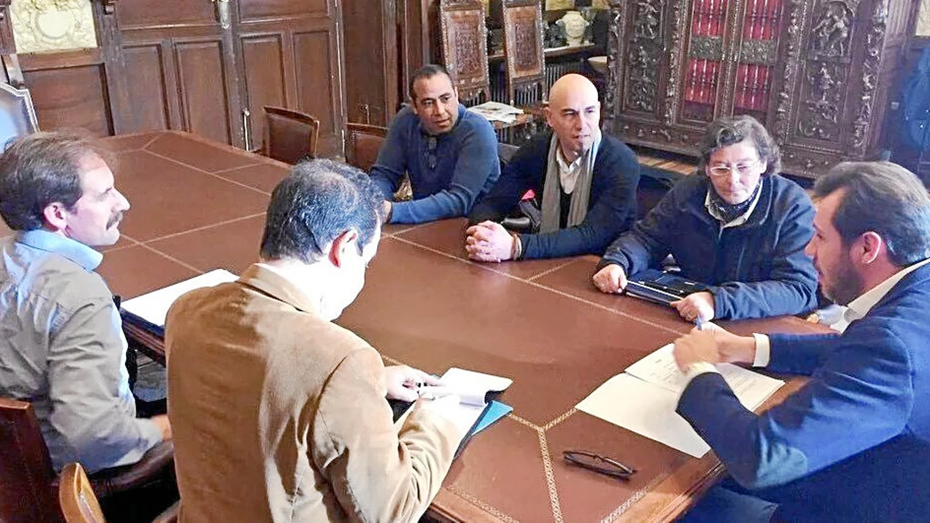 La Asociación de Taxistas Aslariados se reúnen con el alcalde de Valladolid, Óscar Puente