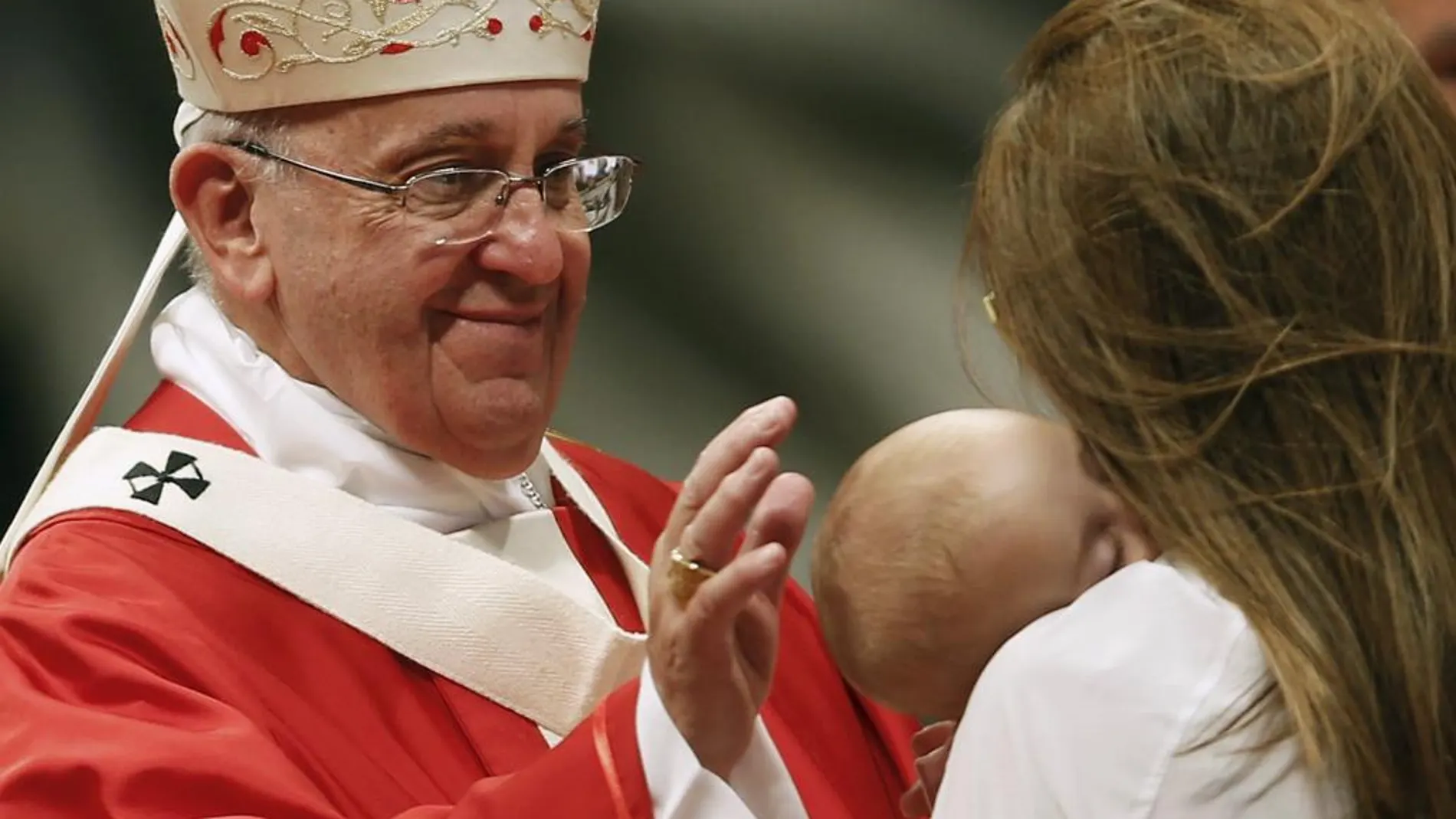 El Papa bendice a un bebé