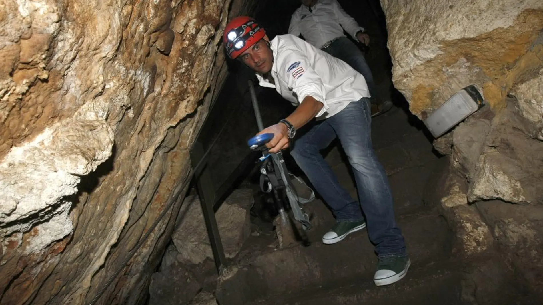 El ciclista Óscar Pereiro en la cueva de los murciélagos