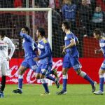 Los jugadores del Getafe celebran la consecución del tercer gol de su equipo frente al Sevilla, obra del centrocampista Pedro Ríos