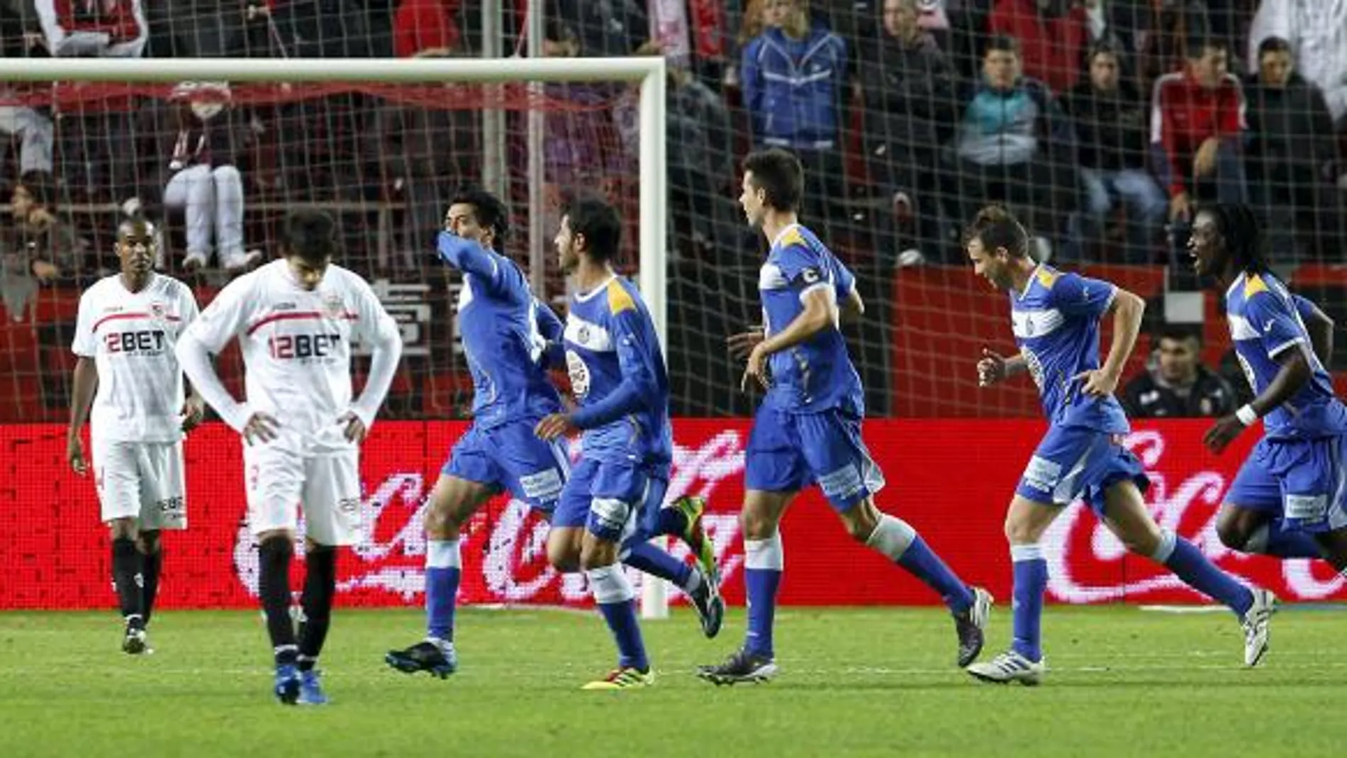 Los jugadores del Getafe celebran la consecución del tercer gol de su equipo frente al Sevilla, obra del centrocampista Pedro Ríos