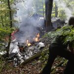 Un hombre camina junto a los restos de uno de los aviones accidentados