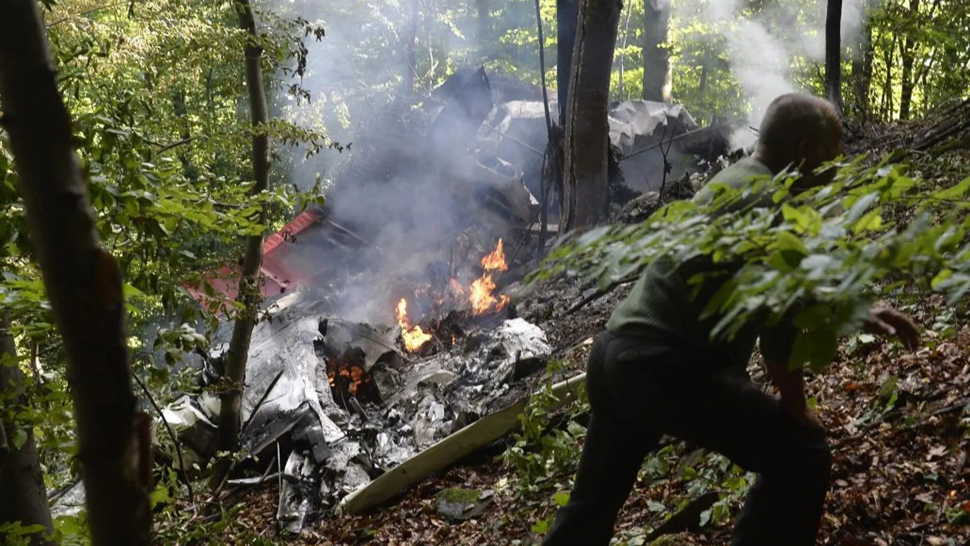 Un hombre camina junto a los restos de uno de los aviones accidentados