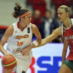 La jugadora bielorrusa Tatyana Troina presiona a la española Amaya Valdemoro