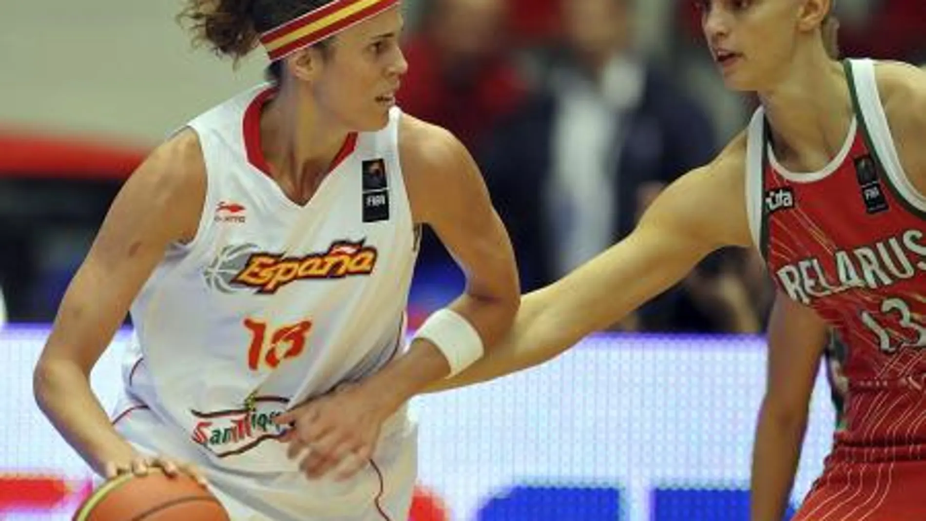 La jugadora bielorrusa Tatyana Troina presiona a la española Amaya Valdemoro