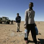 Dos inmigrantes de Bangladesh llegan a un campo de refugiados en Argelia después de pasar días en el desierto