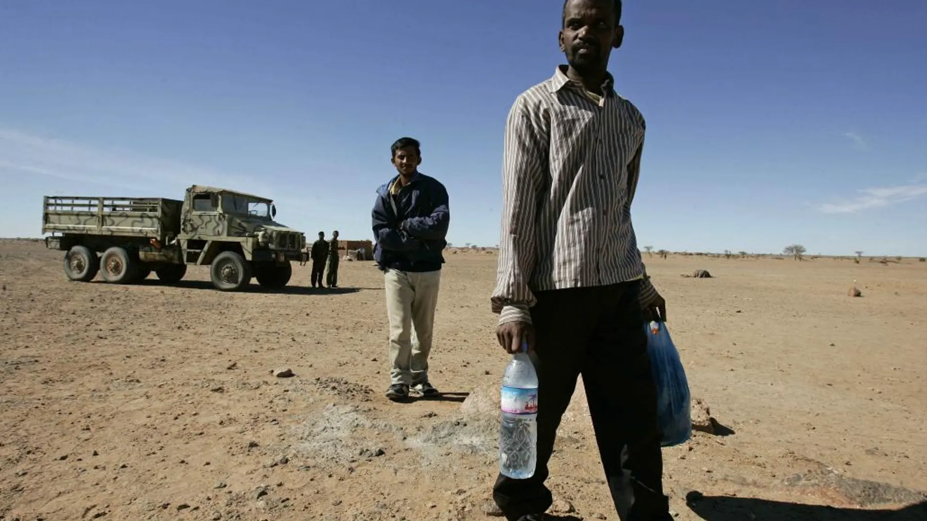 Dos inmigrantes de Bangladesh llegan a un campo de refugiados en Argelia después de pasar días en el desierto