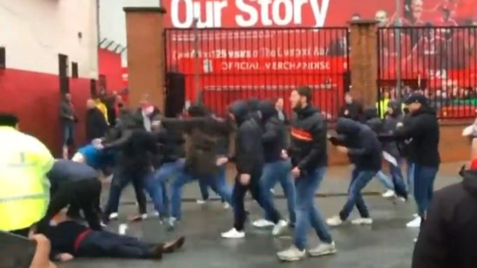 Un seguidor del Liverpool, herido en el suelo, durante los choques entre seguidores del equipo inglés y de la Roma.