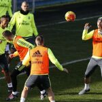 El defensa del Real Madrid, Sergio Ramos (d), junto a sus compañeros durante el entrenamiento realizado en la Ciudad Deportiva de Valdebebas.