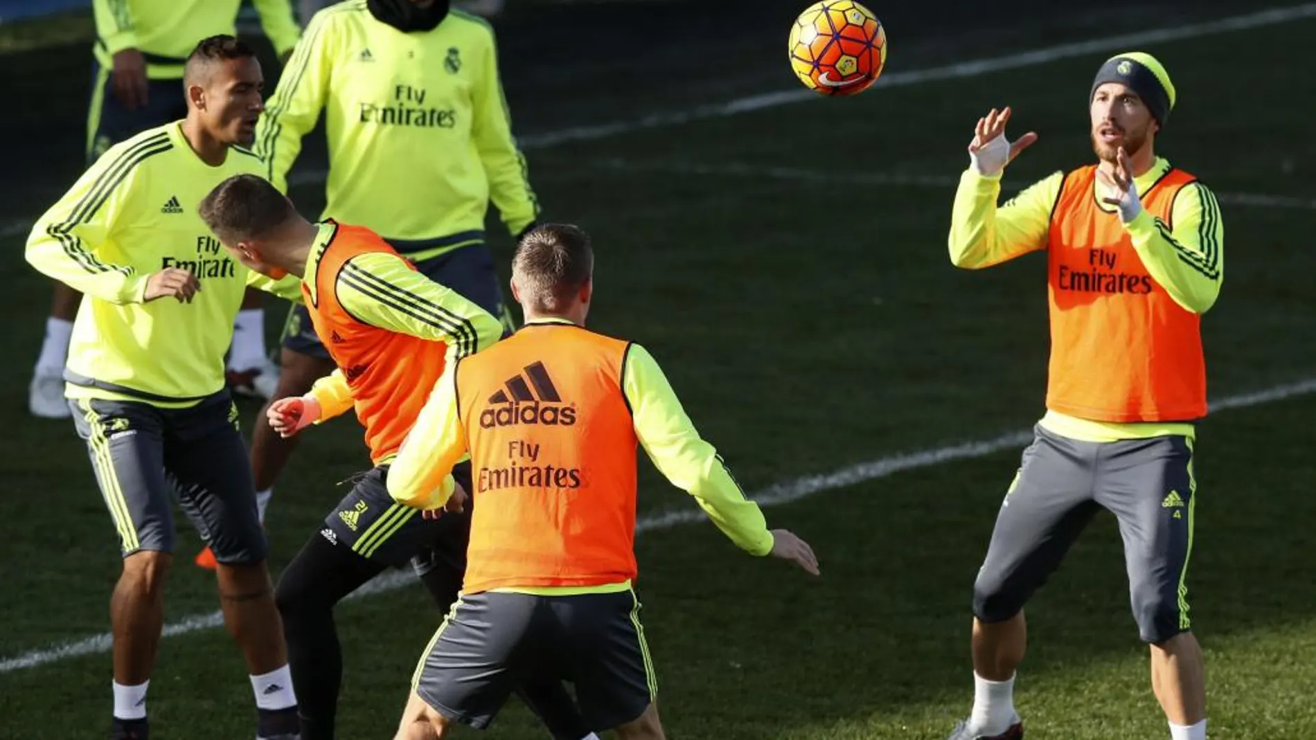 El defensa del Real Madrid, Sergio Ramos (d), junto a sus compañeros durante el entrenamiento realizado en la Ciudad Deportiva de Valdebebas.