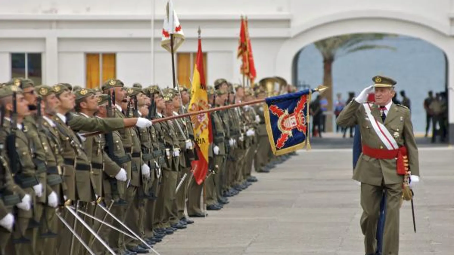 El rey Juan Carlos pasa revista a las tropas a su llegada al acto de conmemoración hoy en Fuerteventura de los quinientos años del Regimiento "Soria"9