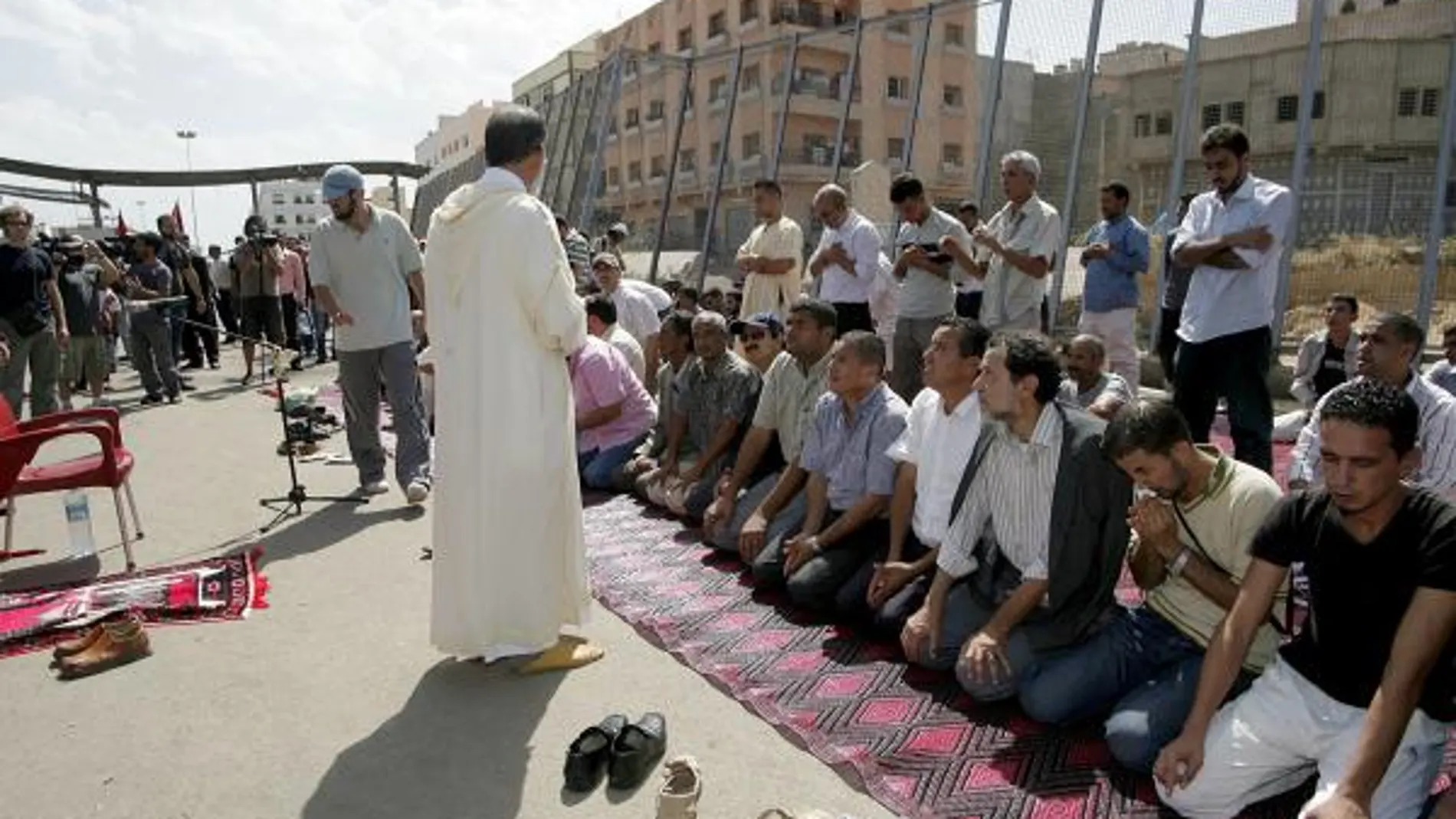 Activistas marroquíes durante su rezo junto a la frontera con Melilla