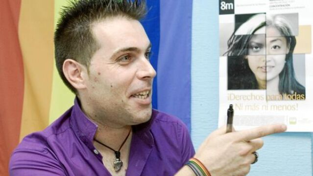 Alberto Linero sonríe durante su alocución ante los medios de comunicación