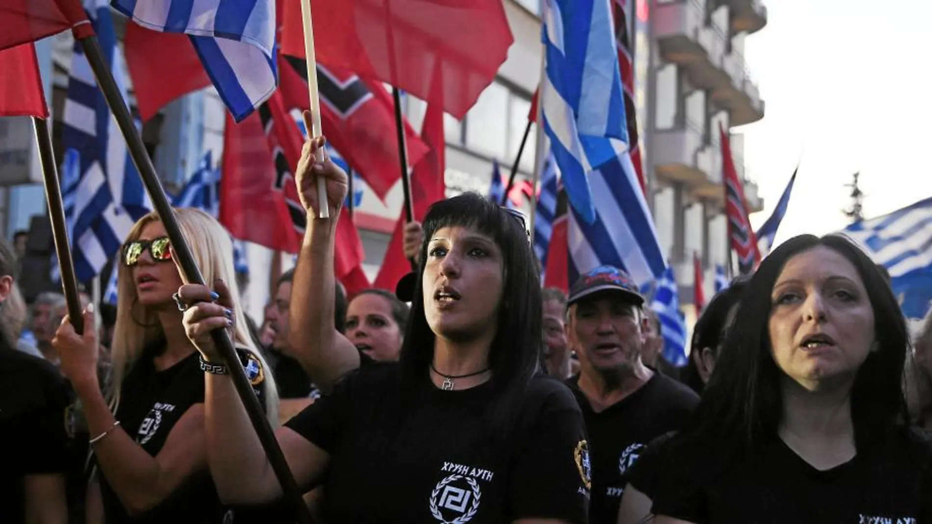 Seguidores de Amanecer Dorado en una manifestación ayer en Atenas