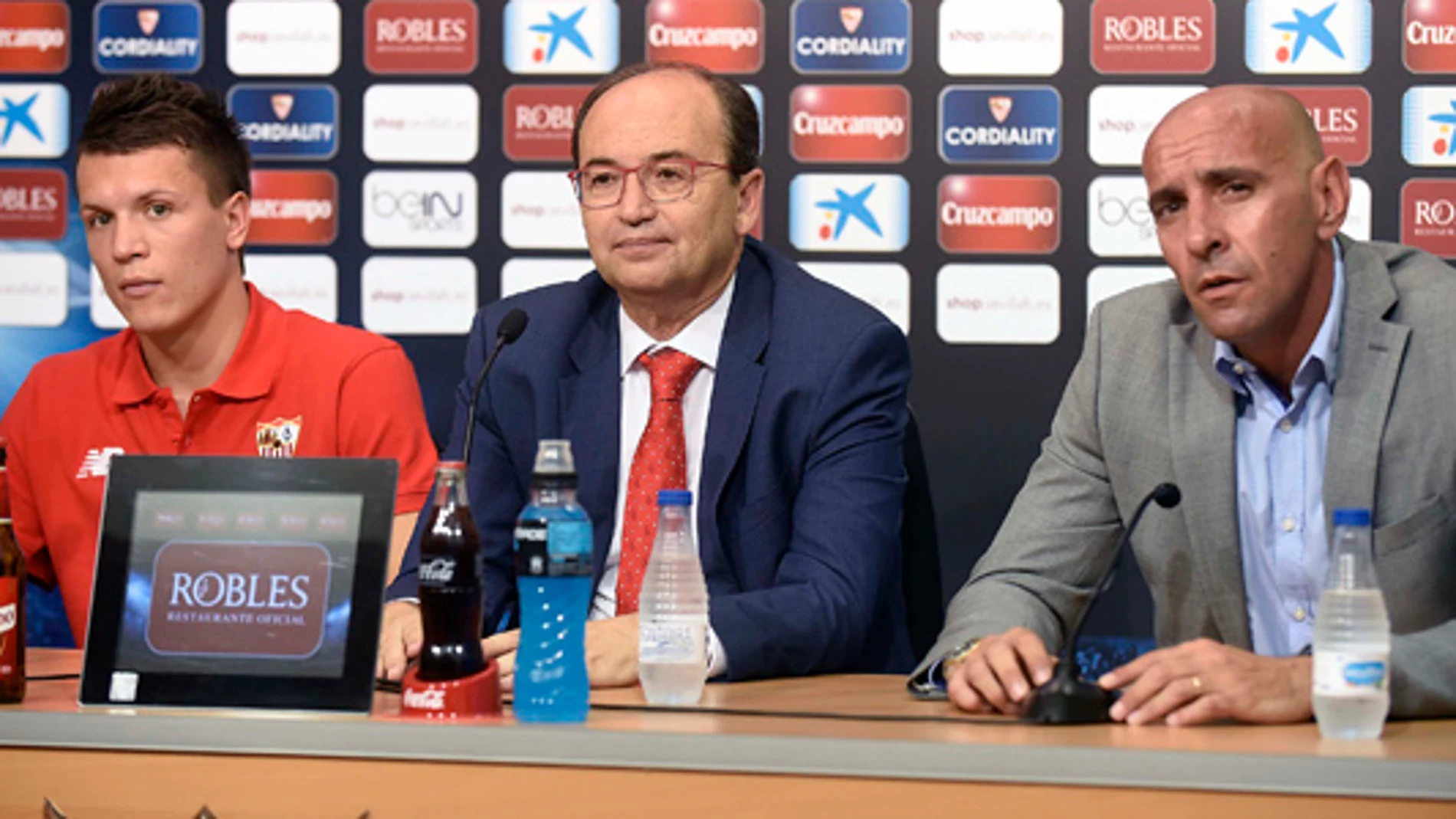 Yevhen Konoplyanka, junto al presidente José Castro (centro) y Monchi, durante la presentación del jugador sevillista