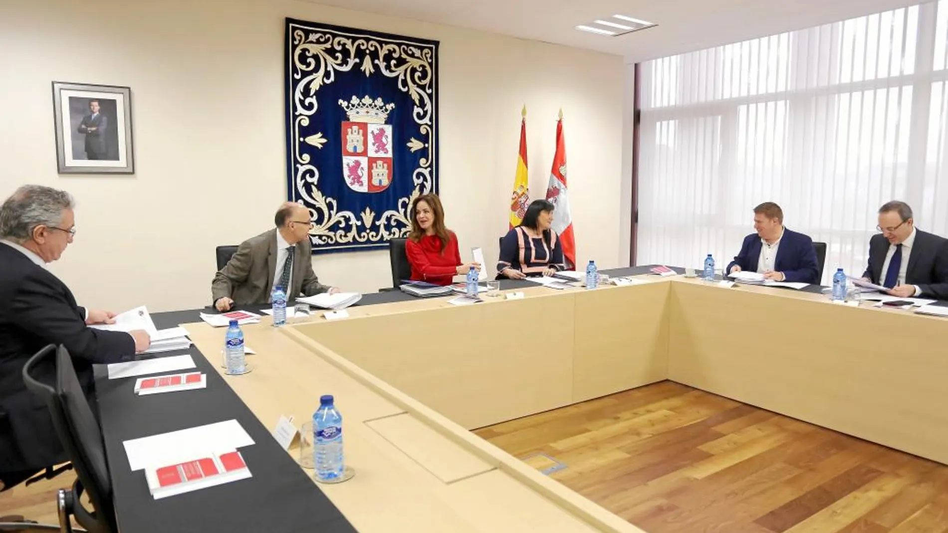 La presidenta del Parlamento autonómico, Silvia Clemente, preside una reunión de la Mesa de las Cortes