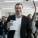 El candidato a representar al PSOE en las elecciones a la Presidencia de la Comunidad de Madrid, Tomás Gómez, antes de votar en la localidad madrileña de Parla