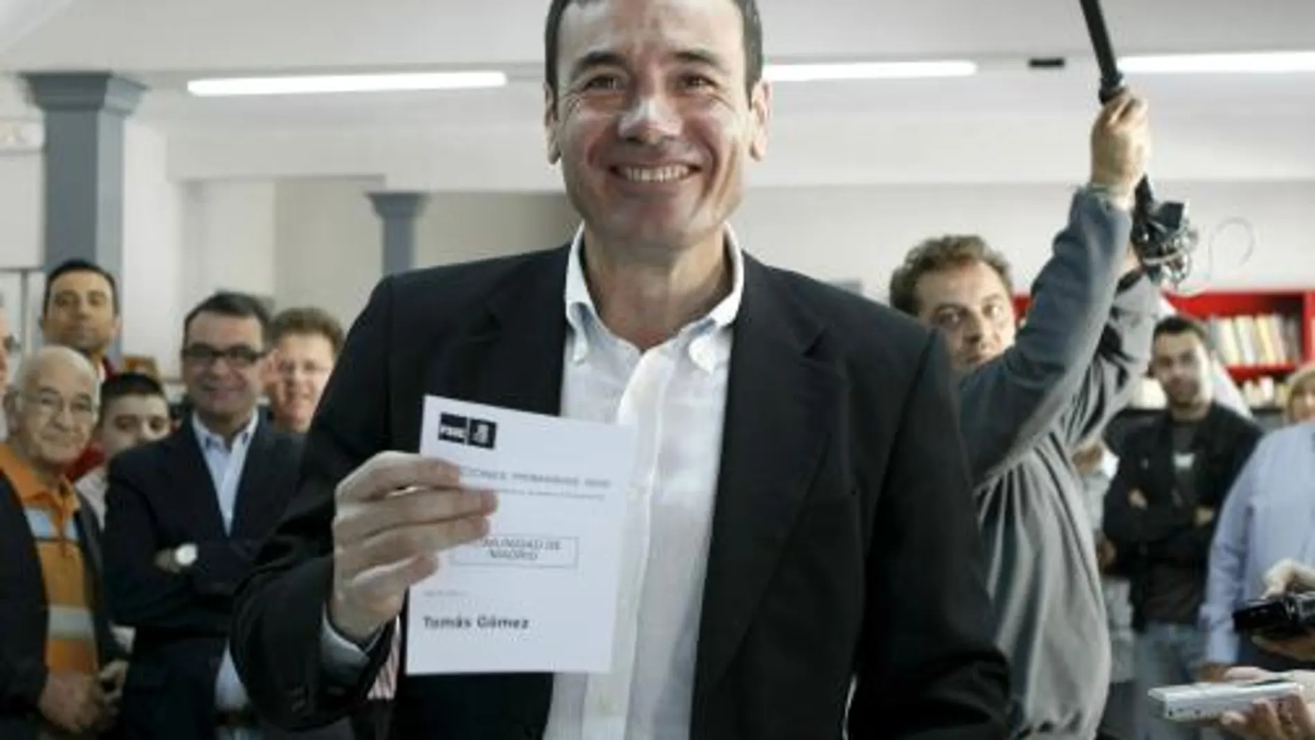 El candidato a representar al PSOE en las elecciones a la Presidencia de la Comunidad de Madrid, Tomás Gómez, antes de votar en la localidad madrileña de Parla