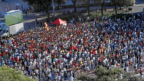 Cientos de aficionados acudieron al centro de Barcelona para ver el partido de la Selección