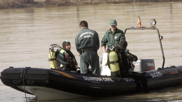 La Policía durante la búsqueda del cuerpo de Marta del Castillo en el río Guadalquivir