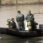 La Policía durante la búsqueda del cuerpo de Marta del Castillo en el río Guadalquivir