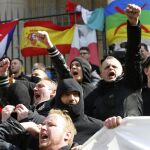 Los miembros de la ultras derecha irrumpió en la concentración pacífica en homenaje a las víctimas de los atentados