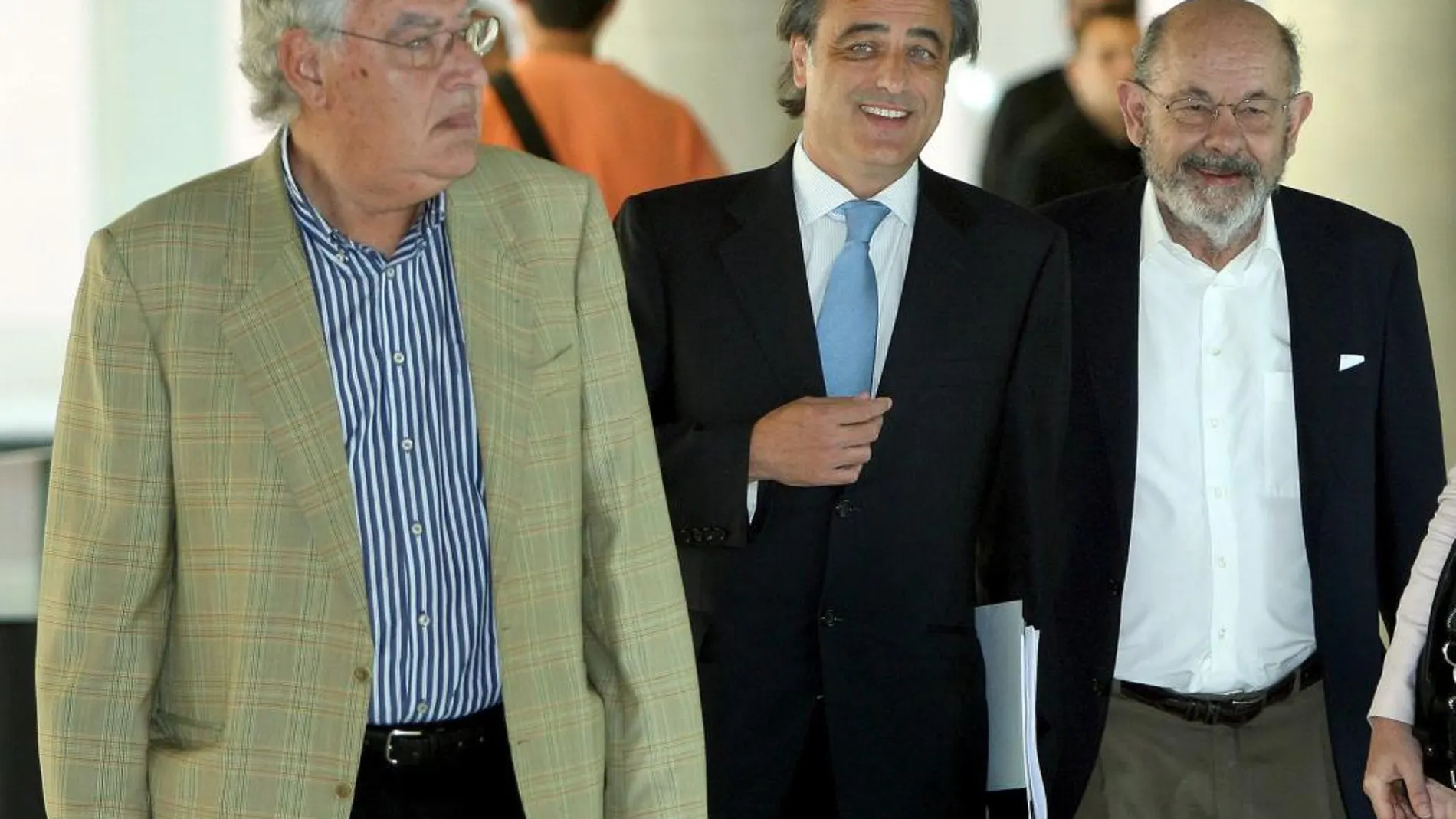 Fèlix Millet (d), acompañado de su mano derecha Jordi Montull (i), y el abogado Pau Molins(c).