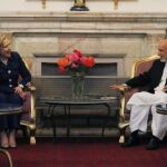 Karzai conversa con Hillary Clinton
