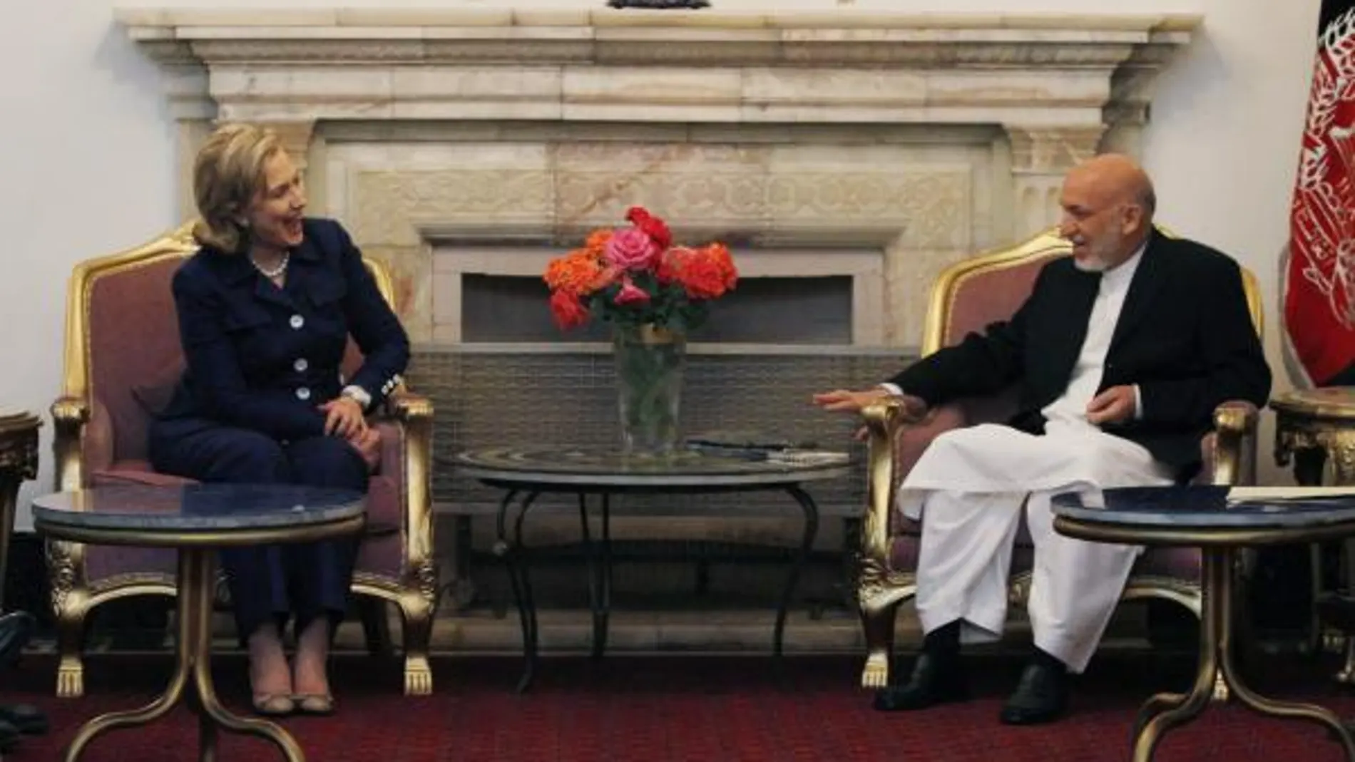 Karzai conversa con Hillary Clinton