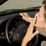 La OMS plantea prohibir fumar en coches y en los hogares con niños